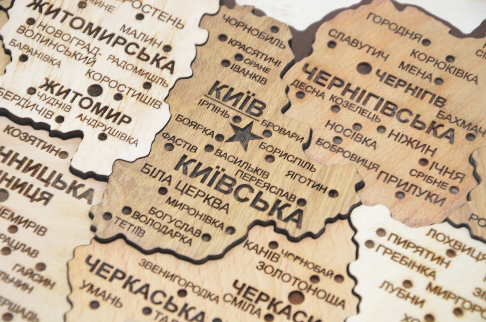 Дерев’яна мапа України з містами та областями